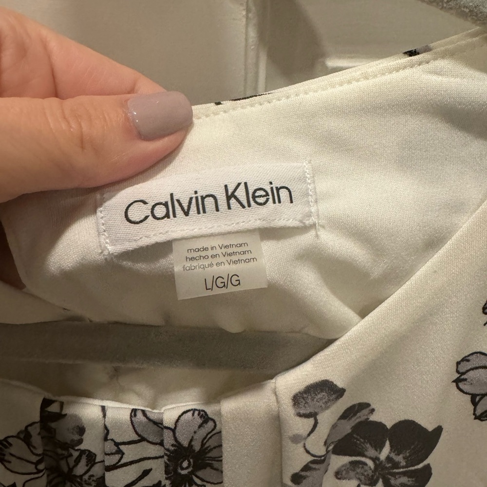 Calvin Klein floral dressy sleeveless top. Lined. Black and white,size large - Picture 3 of 4